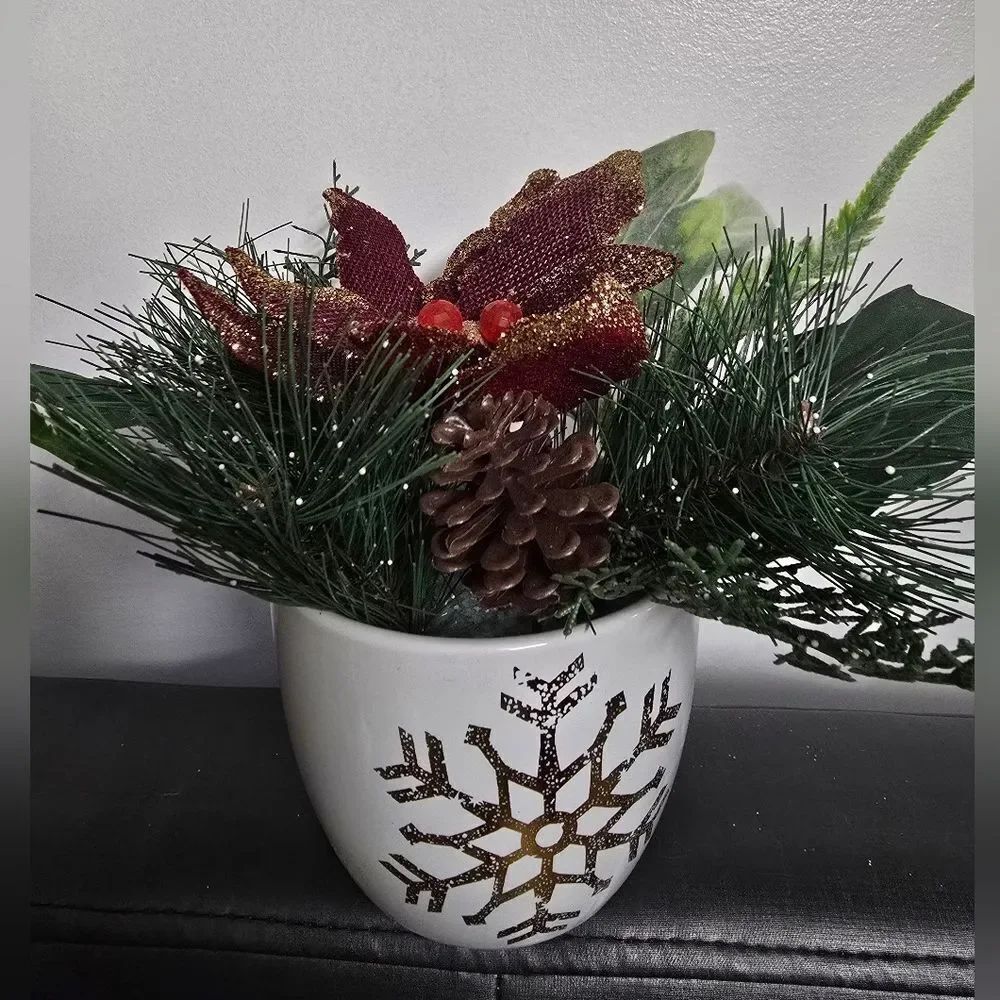 Nwt Ceramic Arrangement Reverse Christmas Tree Pot with Pinecones and Berries